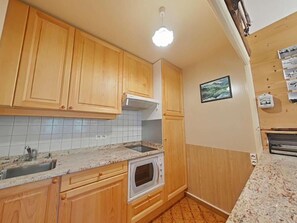 Fridge, microwave, oven, coffee/tea maker