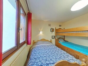 1 bedroom, iron/ironing board, WiFi - 1st floor, view ski slopes, balcony, fireplace or stove, tv, 45m², Le Grand Bornand (Le Grand-Bornand)