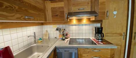 冷蔵庫、オーブン、食器洗い機、コーヒー / ティーメーカー