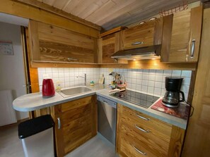 Kühlschrank, Ofen, Geschirrspüler, Wasserkocher mit Kaffee-/Teezubehör