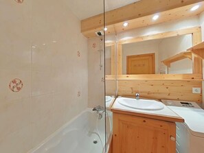 Bathtub, hair dryer - 3rd floor, view ski slopes, balcony, tv, 49m², Le Grand Bornand (Le Grand-Bornand)