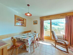 Dining - 250m from ski slopes, 3rd floor, view ski slopes, balcony, tv, 49m², Le Grand Bornand (Le Grand-Bornand)
