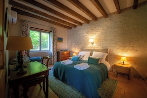 4 dormitorios, tabla de planchar con plancha, cuna de viaje