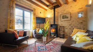 Smart-tv, een tafeltennistafel en boeken