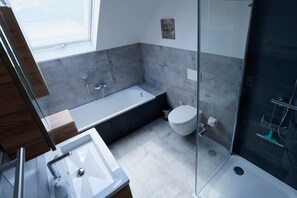 Baignoire, sèche-cheveux, serviettes fournies, savon