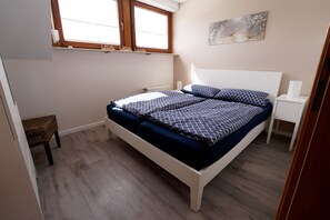 3 chambres, coffres-forts dans les chambres, fer et planche à repasser