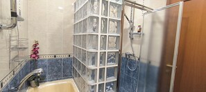 Badewanne, Haartrockner, Handtücher, Seife