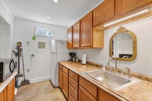 Fridge, microwave, coffee/tea maker, cookware/dishes/utensils - Studio 410 - Alley Unit (Alpine)