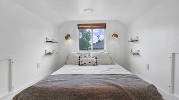 1 bedroom, desk, WiFi, bed sheets