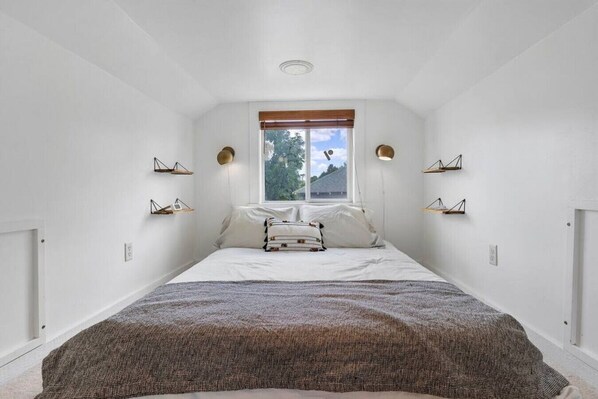 1 bedroom, desk, WiFi, bed sheets - Studio 410 - Alley Unit (Alpine)