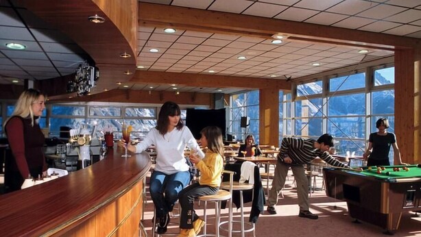 A bar area with a pool table and seating. - 300m from ski slopes, Ground floor, tv, 21m², Orcières Merlette 1850 (Orcières)