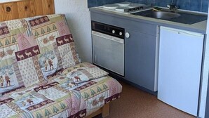 A compact kitchen with a built-in oven and dishwasher, a grey cabinet, and a blue tiled backsplash. - 300m from ski slopes, Ground floor, tv, 21m², Orcières Merlette 1850 (Orcières)