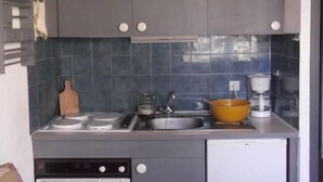 A compact kitchen with grey cabinets, a built-in oven, a sink, and a coffee maker. - 300m from ski slopes, Ground floor, tv, 21m², Orcières Merlette 1850 (Orcières)