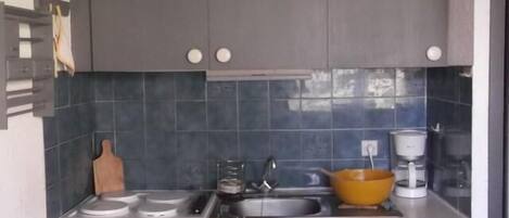 Jääkaappi, mikroaaltouuni, uuni, kahvin-/teenkeitin