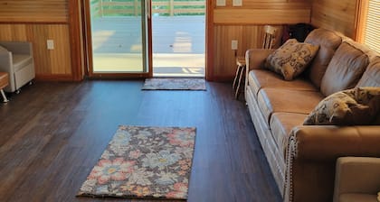 Quaint Lakeview Cabin