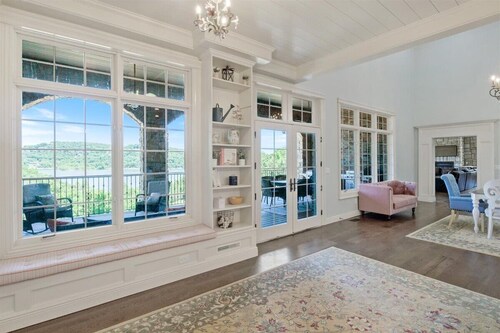 Luxurious Spacious Chateau on Table Rock Lake with Hot Tub