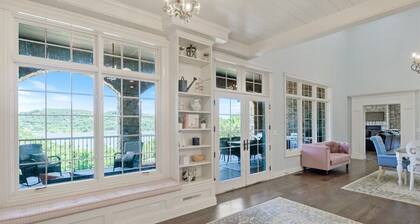 Luxurious Spacious Chateau on Table Rock Lake with Hot Tub