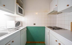 Een koelkast, een microgolfoven, een oven, een vaatwasser