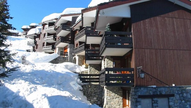 A row of multi-story buildings with balconies, set against a snowy landscape. - 1st floor, view mountain, balcony, ski locker, 34m², Valmorel (Valmorel)
