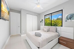 10 slaapkamers, een bureau, een strijkplank/strijkijzer, reisbedje