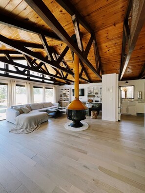 Books, music library, video library, stereo - Yosemitree House - Eco-Sustainable Retreat, Yosemite National Park (Oakhurst)