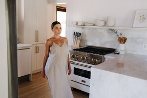 Fridge, oven, stovetop, dishwasher - Yosemitree House - Eco-Sustainable Retreat, Yosemite National Park (Oakhurst)