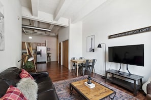 TV - Stylish 2-BR , Gym, Wifi, Workspace, Target | Speakeasy Apt (Philadelphia)