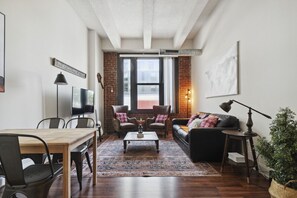 TV - Stylish 2-BR , Gym, Wifi, Workspace, Target | Speakeasy Apt (Philadelphia)