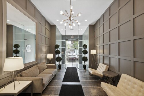 Stylish 2-BR , Gym, Wifi, Workspace, Target | Speakeasy Apt