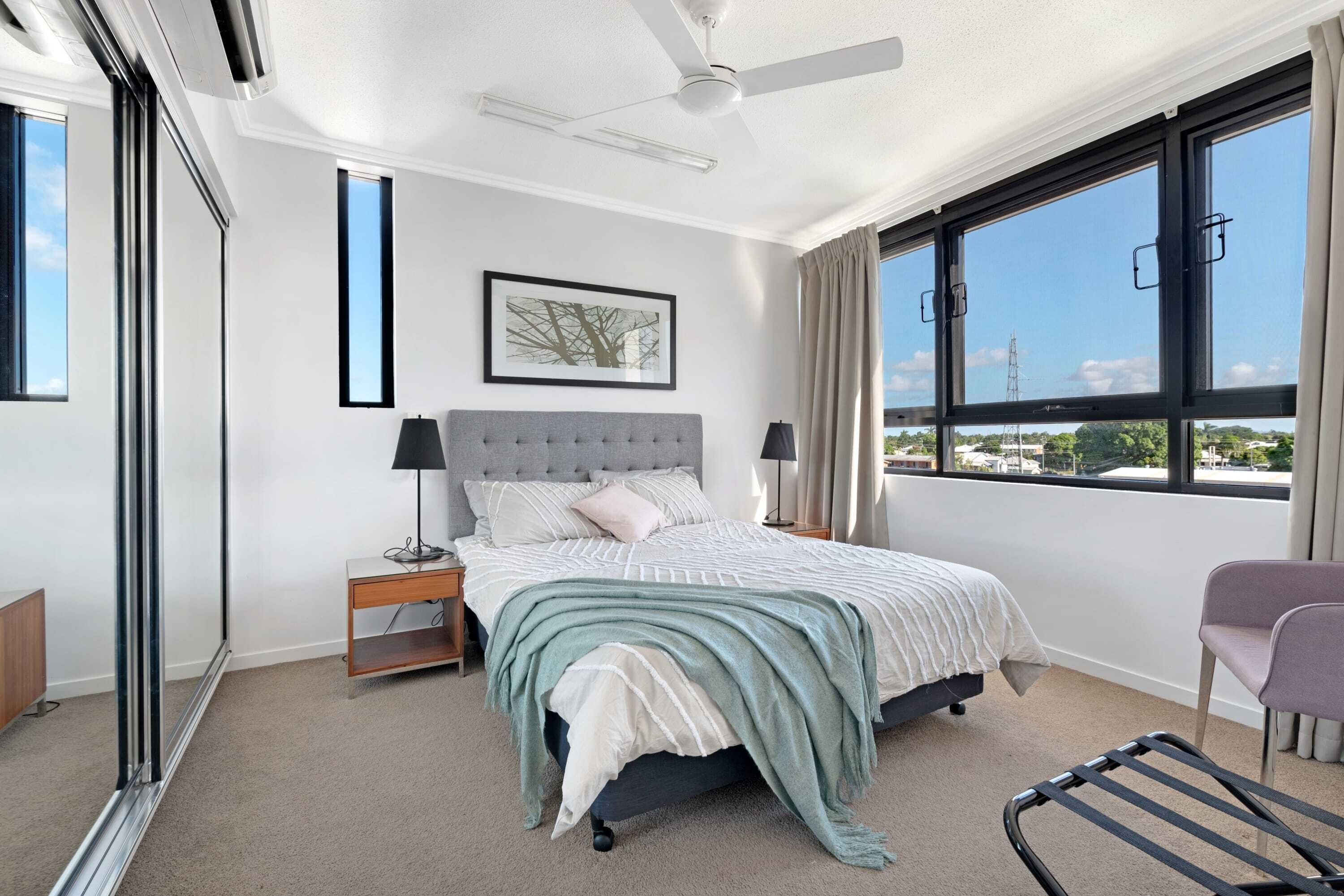 Central 2 bed unit with Pool & Secure Parking