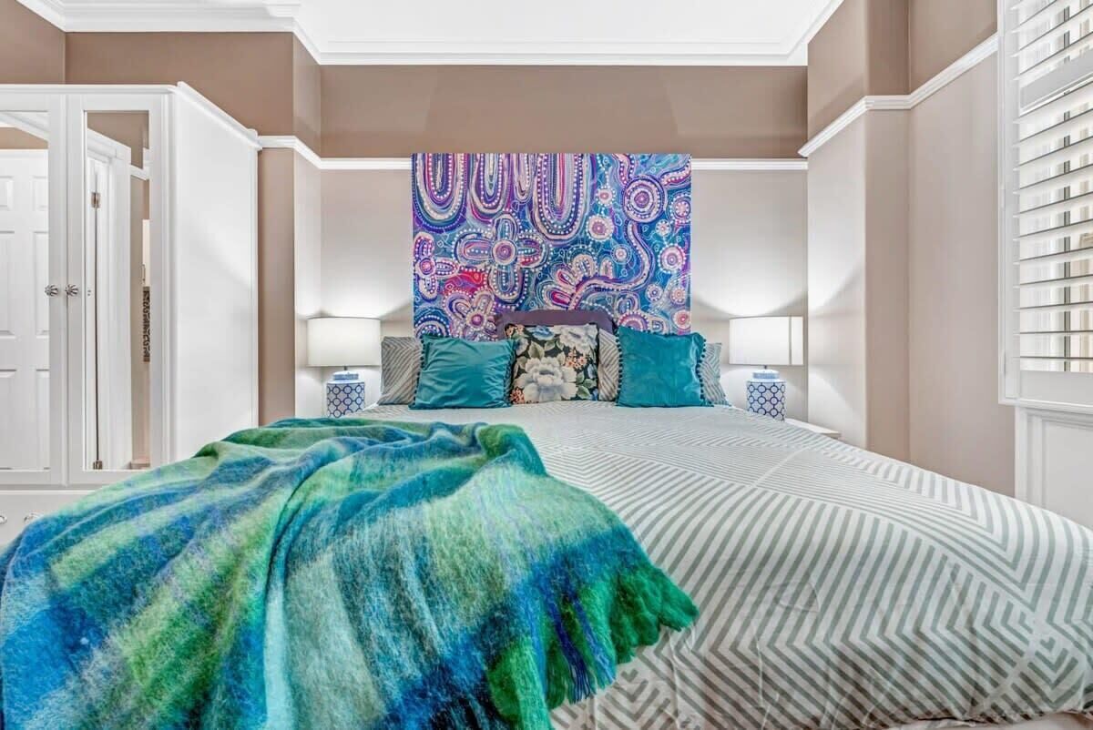 Desk, iron/ironing board, WiFi, bed sheets