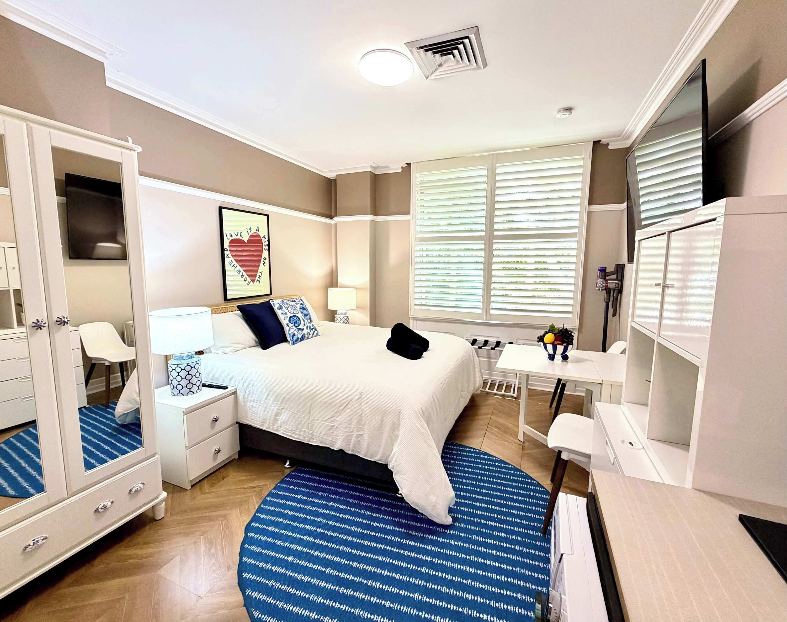 Desk, iron/ironing board, WiFi, bed sheets