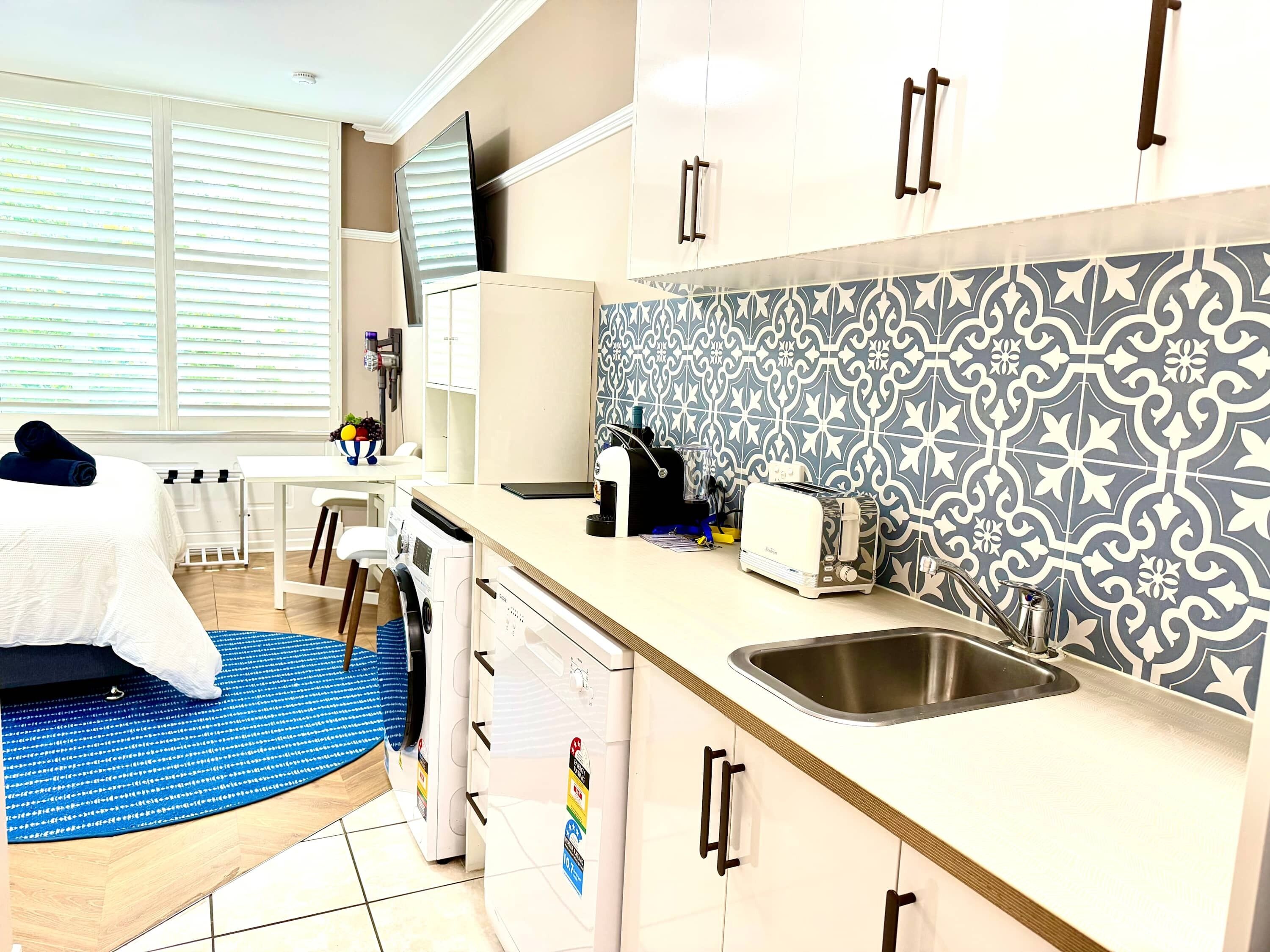 Een bureau, een strijkplank/strijkijzer, wifi, beddengoed