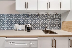 Fridge, microwave, dishwasher, coffee/tea maker - Cozy Studio in Brisbane CBD Anzac Square (Brisbane City)