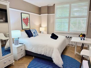Desk, iron/ironing board, WiFi, bed sheets - Brisbane CBD Studio: Modern Comfort Great Location (Brisbane City)