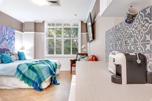 Desk, iron/ironing board, WiFi, bed sheets