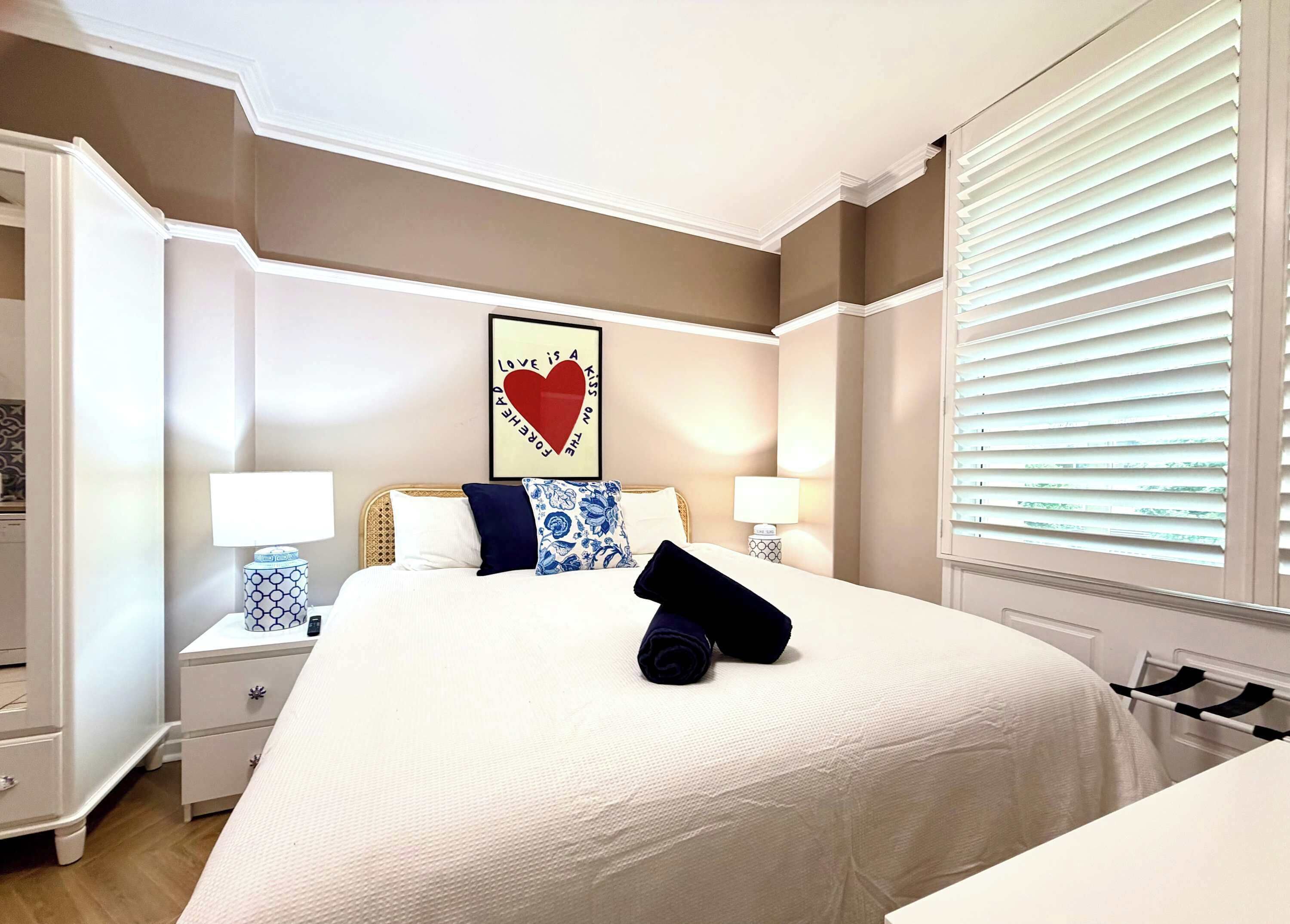 Skrivebord, strykejern/-brett, wi-fi og sengetøy