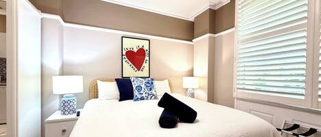 Skrivebord, strykejern/-brett, wi-fi og sengetøy