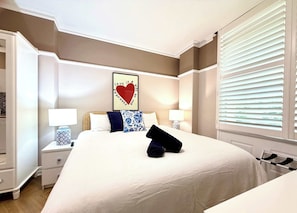 Desk, iron/ironing board, WiFi, bed sheets - Brisbane CBD Studio: Modern Comfort Great Location (Brisbane City)