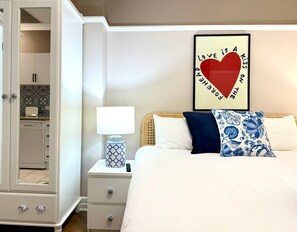 Desk, iron/ironing board, WiFi, bed sheets - Brisbane CBD Studio: Modern Comfort Great Location (Brisbane City)