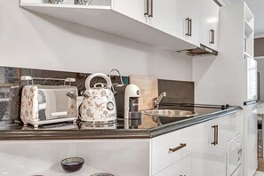 Kühlschrank, Mikrowelle, Ofen, Herdplatte