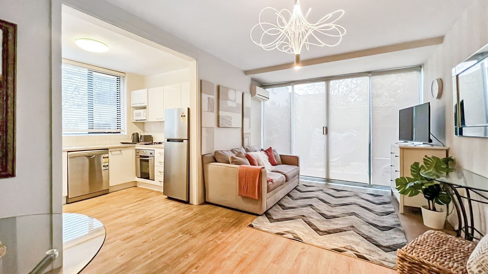 1 Bedroom Apt, Stroll to Chapel St