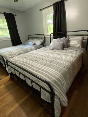 3 bedrooms, iron/ironing board, free WiFi, bed sheets - 225 The Creek - Peaceful & Cozy (Andrews)