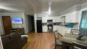 Un espacio habitable compacto con cocina, comedor y sala de estar.