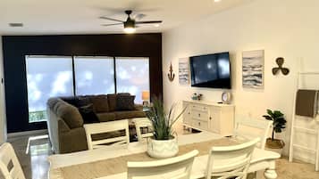 TV connectée, baby-foot, livres