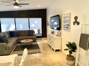 Smart-TV, Tischfußball, Bücher