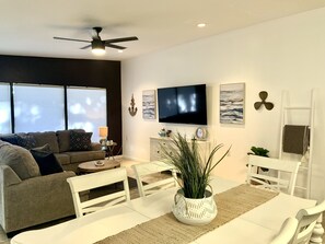 Smart-TV, Tischfußball, Bücher