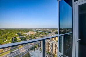 Property grounds - Rooftop Pool + Luxury Austin Stay – East Cider by Barclé (Austin)