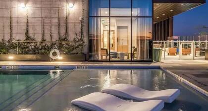 Austin Skyline Luxury: 2BR + Rooftop Pool +Gym