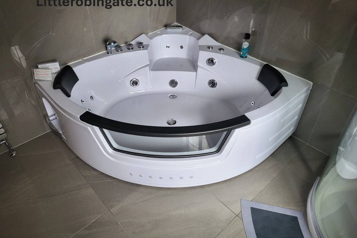 Double Room (King Ensuite Spa Room) | Individually decorated, individually furnished, blackout curtains